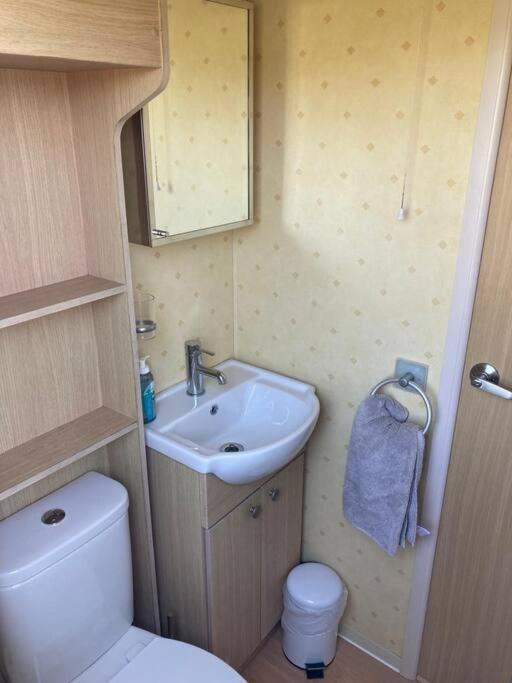 Red Squirrel Holiday Home In The Countryside, 10 Mins To Lligwy Beach Llandyfrydog Bagian luar foto